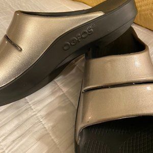 Oofos Latte Lux Slide Sandals size 8